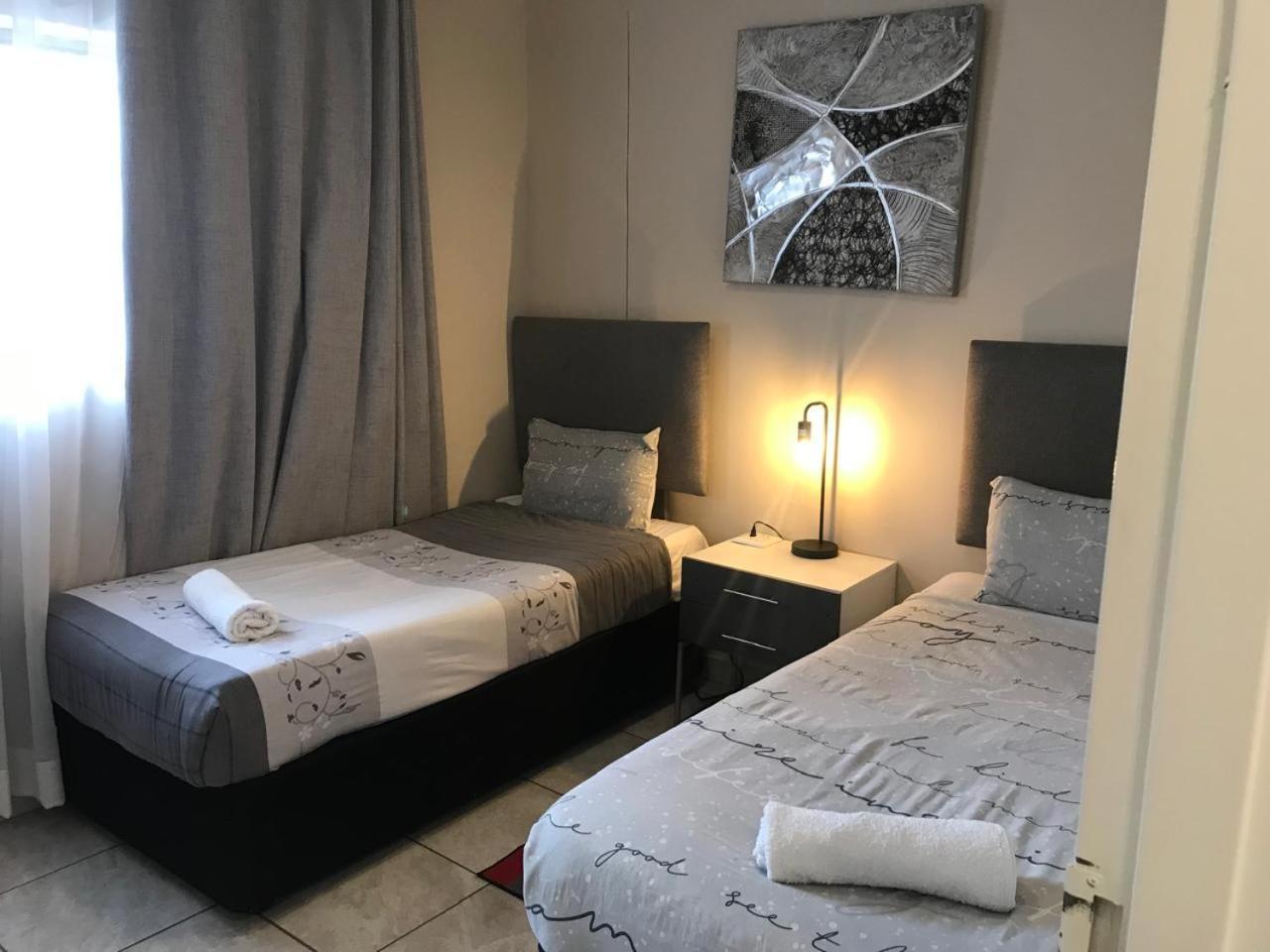 Menlyn Maine Apartments, Menlyn Place Pretoria-Noord Exterior foto