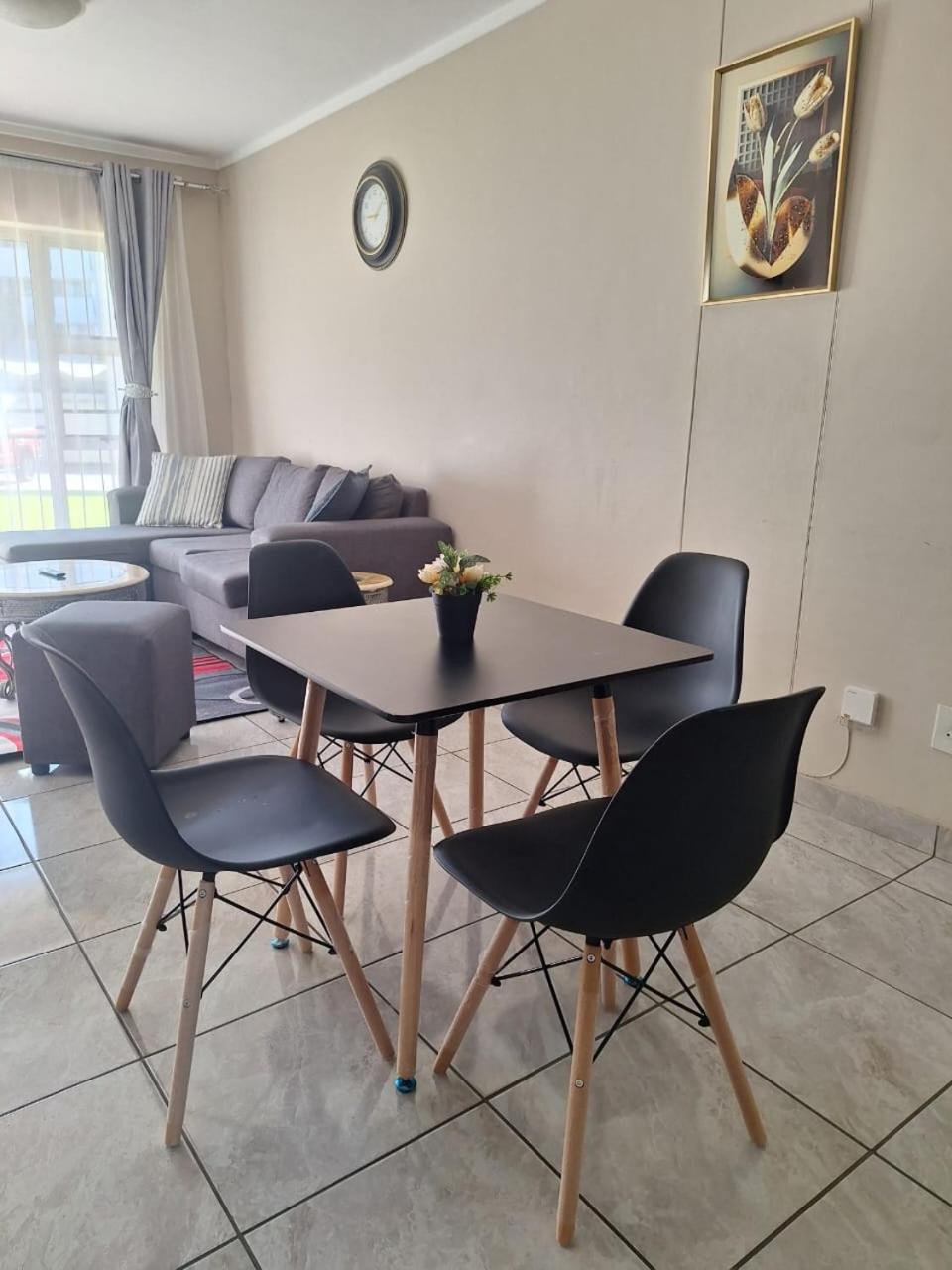 Menlyn Maine Apartments, Menlyn Place Pretoria-Noord Exterior foto
