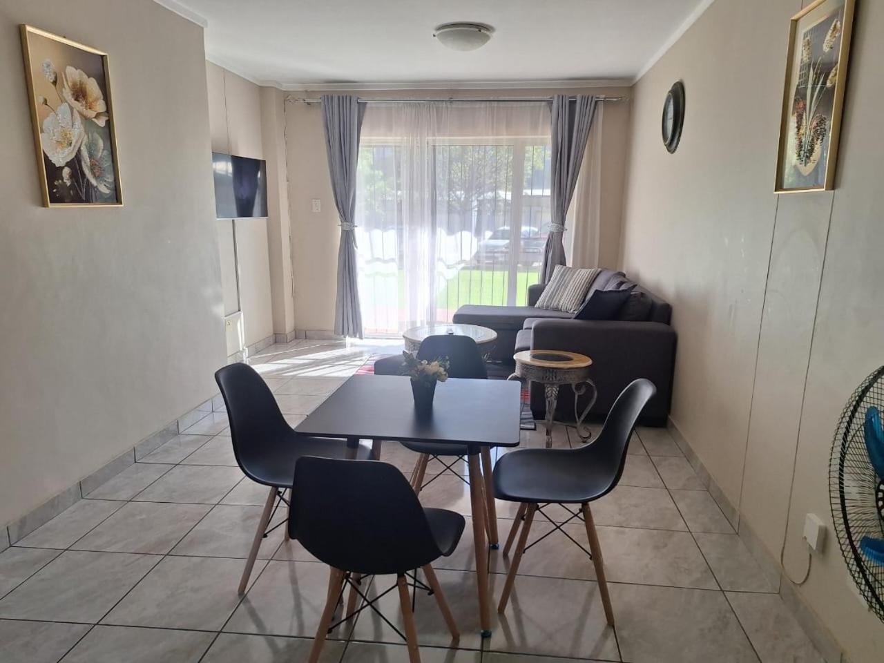 Menlyn Maine Apartments, Menlyn Place Pretoria-Noord Exterior foto