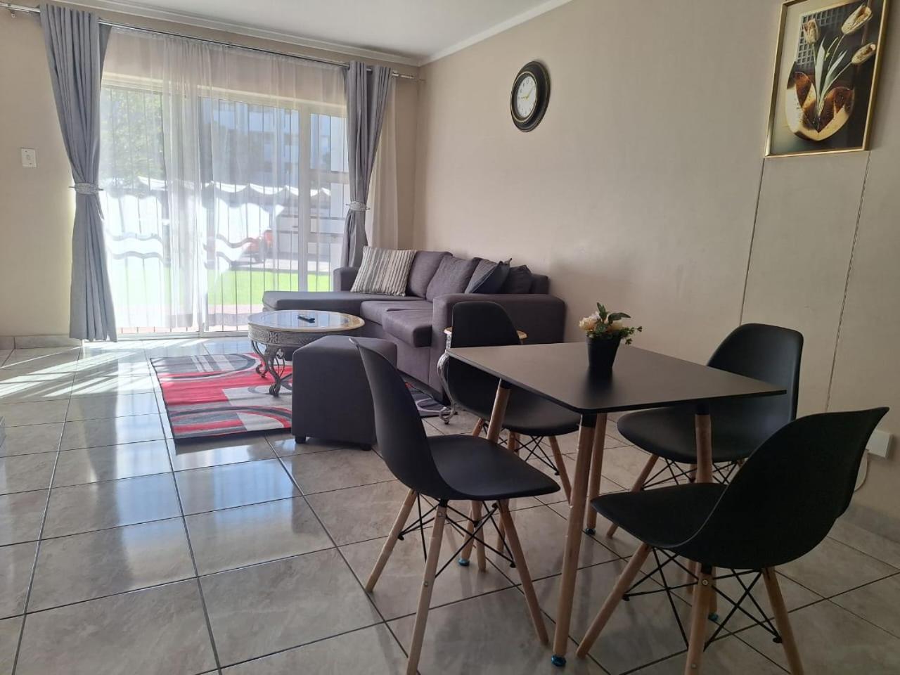 Menlyn Maine Apartments, Menlyn Place Pretoria-Noord Exterior foto